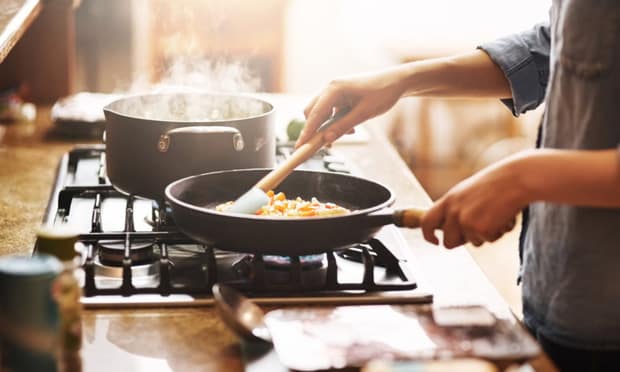 5 thói quen xấu trong nhà bếp có thể gây hại sức khỏe nghiêm trọng - ảnh 2