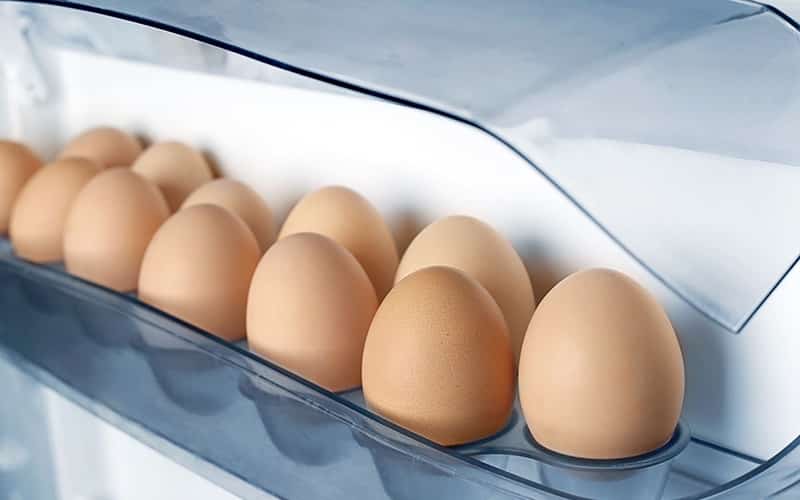 Một số người tin rằng trứng có thể tự bảo quản mà không cần tủ lạnh tuy nhiên như nhiều thực phẩm khác nó cũng có hạn sử dụng.