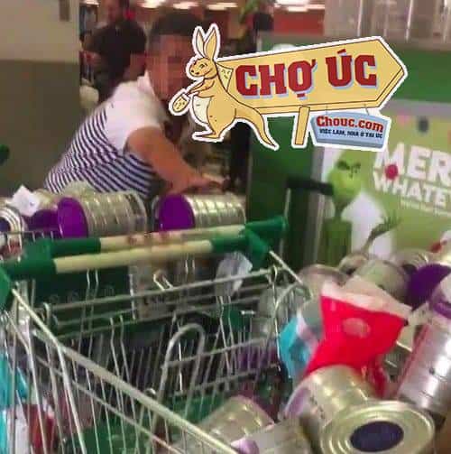 Người Hoa điên cuồng mua 3 xe đẩy đầy sữa bột ở Úc. (Ảnh: Chantel Malthouse/FB)