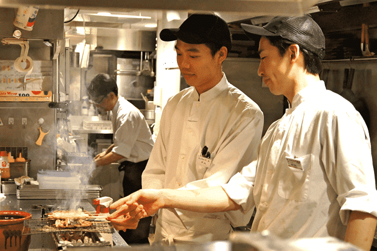 Du học sinh Việt sang Nhật thường chọn các công việc chân tay như phụ bếp, phục vụ bàn vì không yêu cầu trình độ ngoại ngữ cao. Ảnh: Nikkei.