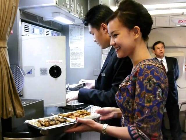 Hãng hàng không tốt nhất thế giới chế biến đồ ăn trên máy bay thế nào? - Ảnh 13.