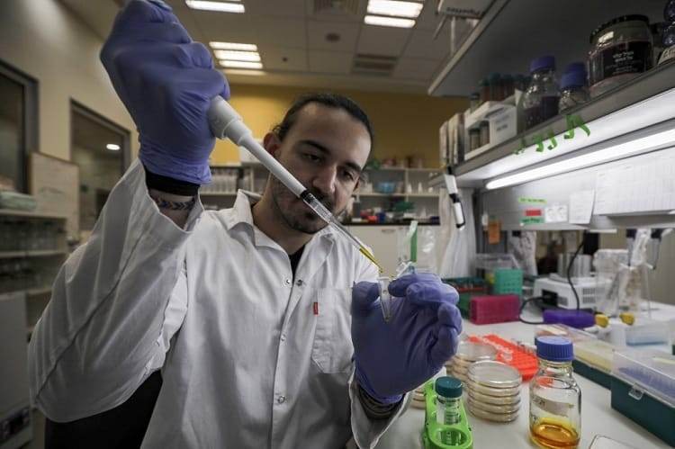 Nhà khoa học tại Israeli làm việc trong phòng thí nghiệm ngày 1/3 để điều chế vaccine chống Covid-19. Ảnh: AFP
