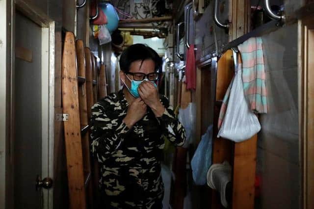 Không thể ra ngoài, hàng nghìn người nghèo Hong Kong nhốt mình trong nhà quan tài từ sáng đến đêm vì sợ virus corona - Ảnh 2.