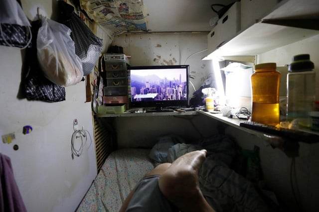 Không thể ra ngoài, hàng nghìn người nghèo Hong Kong nhốt mình trong nhà quan tài từ sáng đến đêm vì sợ virus corona - Ảnh 4.