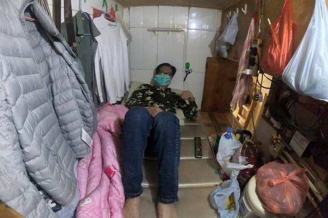Không thể ra ngoài, hàng nghìn người nghèo Hong Kong nhốt mình trong nhà quan tài từ sáng đến đêm vì sợ virus corona - Ảnh 7.
