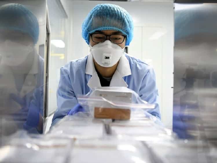 Nhà khoa học cất thuốc thử phát hiện nCoV tại VũThanh, phía bắc thành phố Thiên Tân của Trung Quốc. Ảnh: Shutterstock
